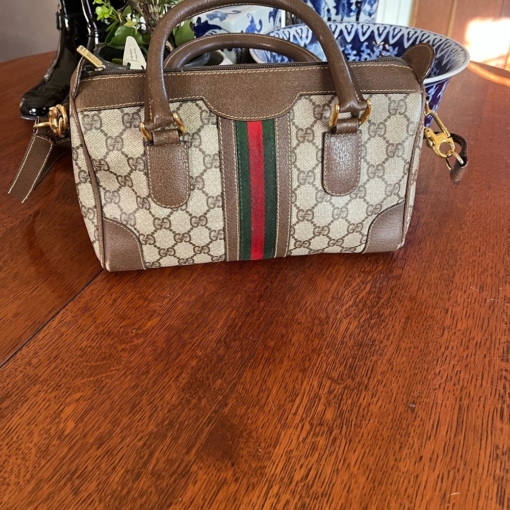 Gucci logo shoulder bag